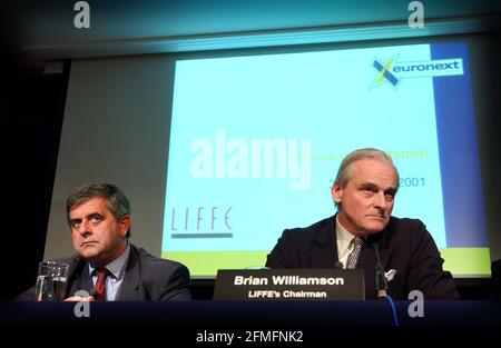 PRÉSIDENT DU LIFFE BRIAN WILLIAMSON (À DROITE) AVEC JEAN FRANÇOIS THEODORE-CEO D'EURONEXT, S'EXPRIME AUJOURD'HUI À LA PRESSE APRÈS LA FUSION DE LIFFE AVEC EURONEXT.29 OCTOBRE 2001 PHOTO ANDY PARADISE Banque D'Images