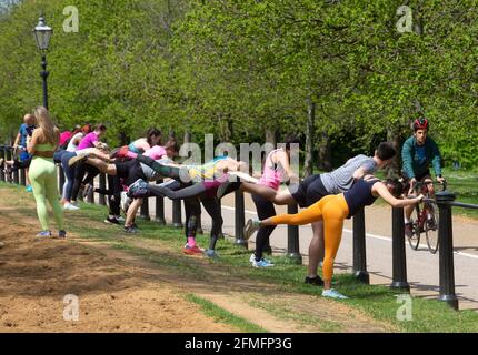 Londres, Royaume-Uni. 9 mai 2021. Les personnes s'exerçant à Hyde Park. Les gens qui apprécient le beau temps à Hyde Park, Londres comme les températures sont fixées à pic à 19 degrés celcius. Cela arrive après le plus froid avril depuis plus de 50 ans. Crédit : Mark Thomas/Alay Live News Banque D'Images