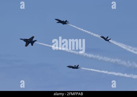 Fort Lauderdale, Floride, États-Unis. 08 mai 2021. Les Blue Angels Boeing F/A-18 Super Hornets de la U.S. Navy sont vus lors du salon de l'air de fort Lauderdale à fort Lauderdale Beach le 8 mai 2021 à fort Lauderdale, en Floride. Crédit : Mpi04/Media Punch/Alamy Live News Banque D'Images