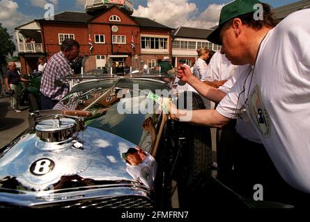 Vintage Bentleys Londres à Moscou Charity Run juillet 1999 Vintage Bentleys attendent de s'éloigner de la légendaire course Brooklands Circuit à Surrey UNE collection de Bentleys se dirige vers Moscows Red Square passant par cinq autres pays en route Collecte d'argent pour l'unité Speransky Childrens Burns de Moscou Banque D'Images