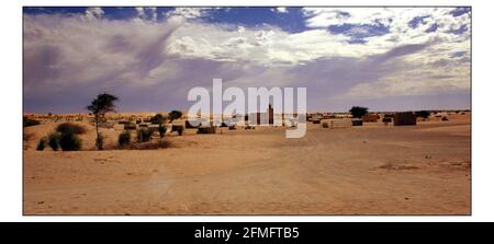 CRISE DE LA FAIM EN MAURITANIE Voir l'histoire McCarthy Un village de la Mauritanie, région dévasté par la faim et ravagée par la sécheresse de l'Aftout Photo de David Sandison Banque D'Images