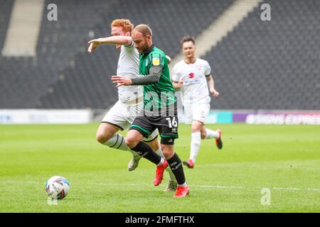 MILTON KEYNES, ROYAUME-UNI. LE 9 MAI Matt Done de Rochdale est défié par Dean Lewington, capitaine des doons de Milton Keynes, lors de la première moitié du match de la Sky Bet League One entre MK Dons et Rochdale au stade MK de Milton Keynes, dimanche 9 mai 2021. (Credit: John Cripps | MI News) Credit: MI News & Sport /Alay Live News Banque D'Images