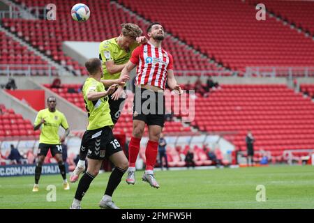 SUNDERLAND, ROYAUME-UNI. LE 9 MAI Bailey Wright de Sunderland conteste un cueilleur avec Fraser Horsfall de Northampton Town lors du match Sky Bet League 1 entre Sunderland et Northampton Town au stade de Light, Sunderland, le dimanche 9 mai 2021. (Credit: Mark Fletcher | MI News) Credit: MI News & Sport /Alay Live News Banque D'Images