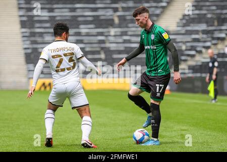 MILTON KEYNES, ROYAUME-UNI. 9 MAI la conor Grant de Rochdale est défiée par les dons Louis Thompson de Milton Keynes lors de la première moitié du match de la Sky Bet League One entre les dons de MK et Rochdale au stade MK, Milton Keynes, le dimanche 9 mai 2021. (Credit: John Cripps | MI News) Credit: MI News & Sport /Alay Live News Banque D'Images