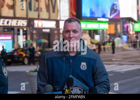 Le commissaire de police de la ville de New York, Dermot F. Shea, prend la parole lors d'une conférence de presse à Times Square.selon les rapports, une fusillade qui a eu lieu près de West 44th St. et de la 7e Avenue dans le quartier animé de Times Square à New York a blessé deux femmes et une jeune fille de quatre ans. Banque D'Images