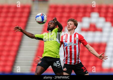 Sunderland, Royaume-Uni. 09e mai 2021. Mark Marshall #45 de Northampton Town dans un défi aérien avec Denver Hume #33 de Sunderland à Sunderland, Royaume-Uni le 5/9/2021. (Photo par IAM Burn/News Images/Sipa USA) crédit: SIPA USA/Alay Live News Banque D'Images