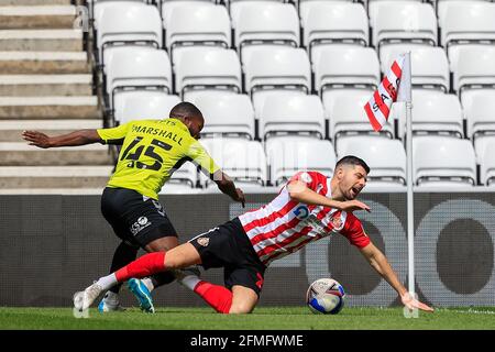 Sunderland, Royaume-Uni. 09e mai 2021. Mark Marshall #45 de Northampton Town fouls Jordan Jones #27 de Sunderland à Sunderland, Royaume-Uni, le 5/9/2021. (Photo par IAM Burn/News Images/Sipa USA) crédit: SIPA USA/Alay Live News Banque D'Images