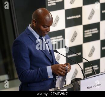 Hôtel de ville, Queen’s Walk, Londres, Royaume-Uni. 8 mai 2021. Shaun Bailey (conservateur), deuxième discours de la course de Mayoral en fin de soirée à l'hôtel de ville. Crédit: Malcolm Park/Alay Banque D'Images