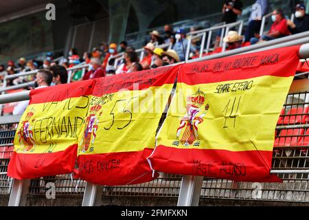 Barcelone, Espagne. 09e mai 2021. Circuit atmosphère - fans dans la tribune et drapeaux pour Fernando Alonso (ESP) Alpine F1 Team et Carlos Sainz Jr (ESP) Ferrari. Grand Prix d'Espagne, dimanche 9 mai 2021. Barcelone, Espagne. Crédit : James Moy/Alay Live News Banque D'Images