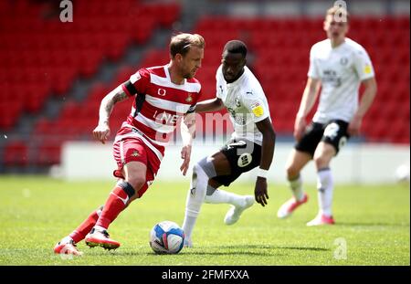 James Coppinger de Doncaster Rovers (à gauche) pendant le match de la Sky Bet League One au Keepmoat Stadium, Doncaster. Date de la photo: Dimanche 9 mai 2021. Banque D'Images