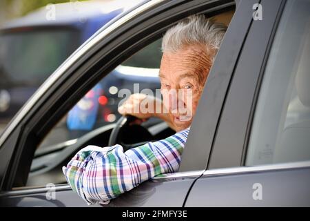 Munich, Allemagne. 08 mai 2021. Sujet de photo: Ruestiger conducteur de voiture ancienne (92 ans), un homme de bonne santé dans le meilleur de la santé conduit toujours sa voiture tous les jours. Regardez à l'air de la vitre latérale abaissée, son bras repose à l'air sur la porte du conducteur, modèle libéré! | utilisation dans le monde crédit: dpa/Alay Live News Banque D'Images