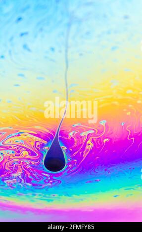 Macro de surface de savon plat irisée colorée avec des couleurs irisées fluides et des motifs et formes abstraits, arrière-plan futuriste d'art spatial Banque D'Images