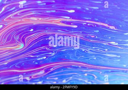 Macro de surface de savon plat irisée colorée avec des couleurs irisées fluides et des motifs et formes abstraits, arrière-plan futuriste d'art spatial Banque D'Images