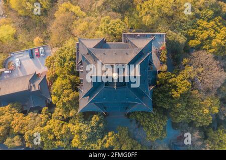Paysage aérien du Pavillon de Dieu de la ville au crépuscule à Hangzhou, en Chine Banque D'Images