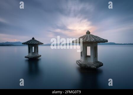 Vue de nuit sur le magnifique paysage du lac de l'Ouest à Hangzhou, avec deux lanternes en pierre dans le lac Banque D'Images