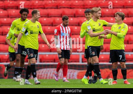 Sam Hoskins #7 de Northampton Town célèbre son but avec ses coéquipiers pour le faire 0-1 à Sunderland, Royaume-Uni le 5/9/2021. (Photo par IAM Burn/News Images/Sipa USA) Banque D'Images