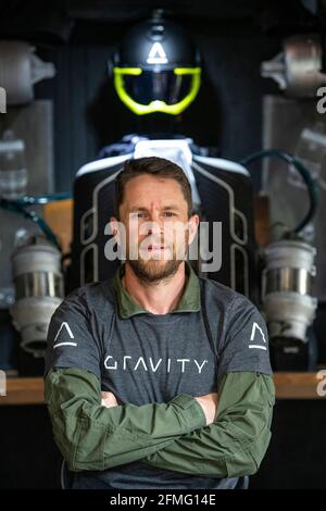 Richard Browning, fondateur de Gravity Industries, inventeur d'une combinaison à jet contrôlée par le corps. Photographié dans son atelier à la maison dans le Wiltshire. Banque D'Images