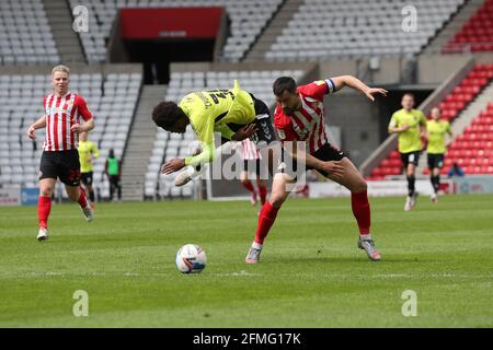 SUNDERLAND, ROYAUME-UNI. 9 MAI Caleb Chukwuemeka de Northampton Town est boulevered par Bailey Wright de Sunderland lors du match de la Sky Bet League 1 entre Sunderland et Northampton Town au stade de Light, Sunderland, le dimanche 9 mai 2021. (Credit: Mark Fletcher | MI News) Credit: MI News & Sport /Alay Live News Banque D'Images