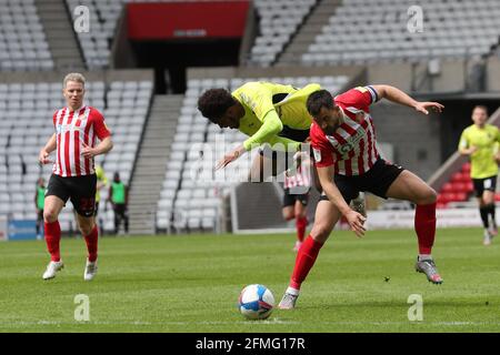 SUNDERLAND, ROYAUME-UNI. 9 MAI Caleb Chukwuemeka de Northampton Town est boulevered par Bailey Wright de Sunderland lors du match de la Sky Bet League 1 entre Sunderland et Northampton Town au stade de Light, Sunderland, le dimanche 9 mai 2021. (Credit: Mark Fletcher | MI News) Credit: MI News & Sport /Alay Live News Banque D'Images