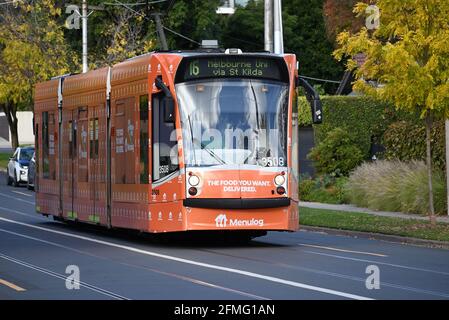 Un tramway de classe D de Yarra, couvert dans la publicité de Menulog, voyage le long de la route Balaclava, Caulfield North, vers l'université de Melbourne Banque D'Images