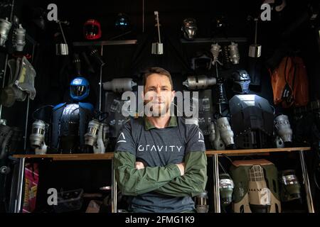 Richard Browning, fondateur de Gravity Industries, inventeur d'une combinaison à jet contrôlée par le corps. Photographié dans son atelier à la maison dans le Wiltshire. Banque D'Images