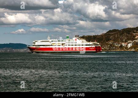 Ferry pour voitures et passagers Bergensfjord à Byfjorden, au départ du port de Bergen, Norvège Banque D'Images