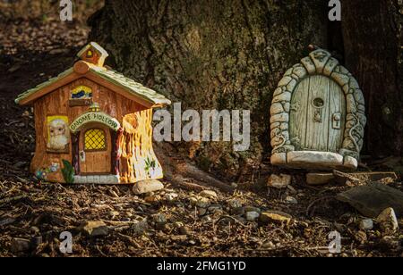 GNOME Hollow House décoration de cour de résine et porte de gnome à la base de l'arbre dans le comté de Lancaster, en Pennsylvanie, au printemps Banque D'Images