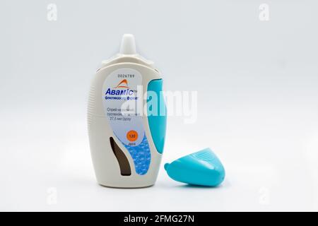 KIEV, UKRAINE - 28 FÉVRIER 2021: Avamys Fluticasone suspension nasale par GSK gros plan sur fond blanc. Stéroïde nasal spray médical devi Banque D'Images