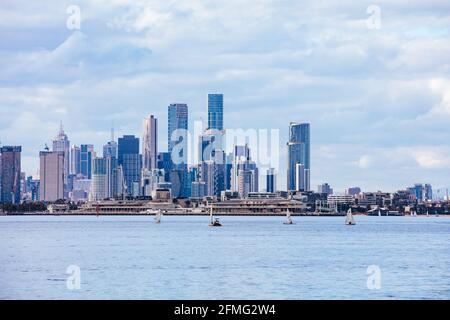 Melbourne Skyline au départ de Williamstown en Australie Banque D'Images