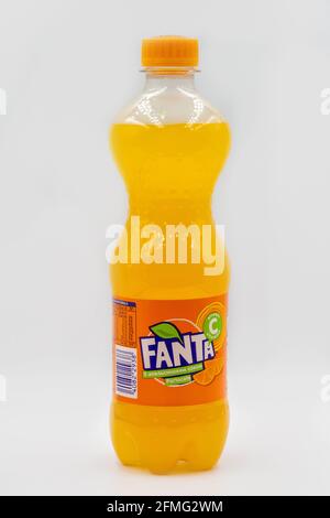 KIEV, UKRAINE - 27 MARS 2021: L'eau douce de Fanta dans une bouteille en plastique se ferme sur fond blanc. Fanta est une marque de fruit aromatisé carbonaté ainsi Banque D'Images