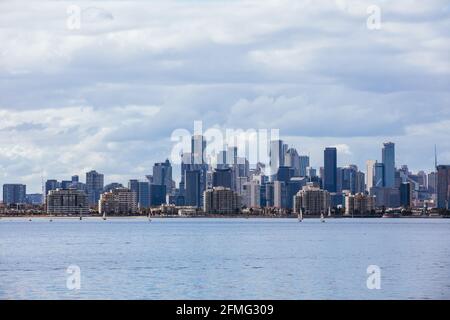 Melbourne Skyline au départ de Williamstown en Australie Banque D'Images