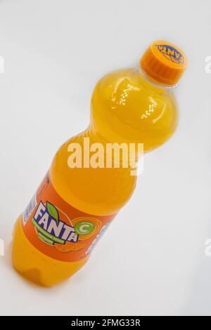 KIEV, UKRAINE - 27 MARS 2021: L'eau douce de Fanta dans une bouteille en plastique se ferme sur fond blanc. Fanta est une marque de fruit aromatisé carbonaté ainsi Banque D'Images