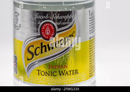 KIEV, UKRAINE - 27 MARS 2021: Schweppes Indian Tonic Water étiquette originale de bouteille en plastique sur fond blanc. Schweppes est un beve suisse Banque D'Images