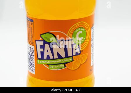 KIEV, UKRAINE - 27 MARS 2021: L'eau douce de Fanta dans une bouteille en plastique se ferme sur fond blanc. Fanta est une marque de fruit aromatisé carbonaté ainsi Banque D'Images