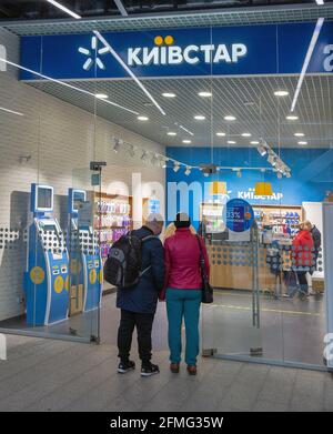KIEV, UKRAINE - 22 AVRIL 2021: Les gens visitent le magasin du fournisseur de services de téléphonie mobile Kyivstar. C'est une compagnie de télécommunications ukrainienne, fournit Banque D'Images
