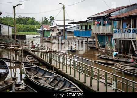 Belen est au bord de la ville d'Iquitos et abrite des maisons flottantes et des maisons sur pilotis, où la pauvreté est la règle Banque D'Images