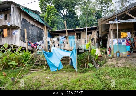 Belen est au bord de la ville d'Iquitos et abrite des maisons flottantes et des maisons sur pilotis, où la pauvreté est la règle Banque D'Images