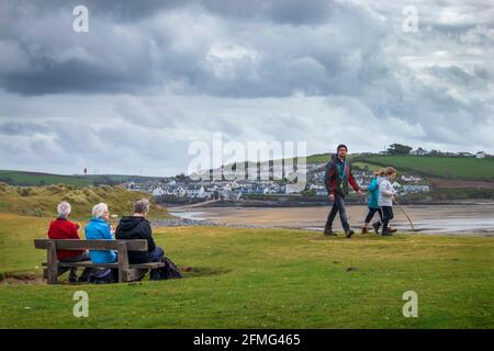 Appledore, North Devon, Angleterre.Dimanche 9 mai 2021. Météo Royaume-Uni. Après la forte pluie de nuit dans le Nord du Devon, le temps s'améliore et les gens aiment pique-niquer sur un banc surplombant la rivière Torridge et le petit village côtier d'Appledore. La pluie a l'air de revenir la nuit avec le temps qui ne s'est pas stabilisé pour la semaine à venir. Crédit : Terry Mathews/Alay Live News Banque D'Images