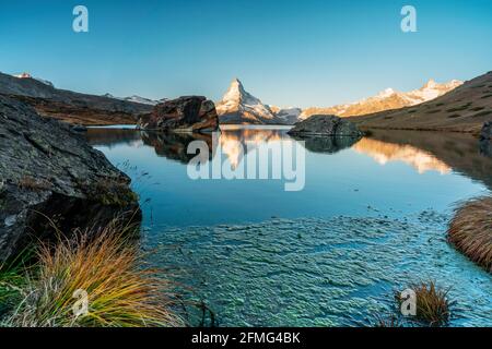 Vue panoramique le matin sur le lac Stellisee avec le mont Cervino Cervin en arrière-plan. Impressionnante scène automnale des Alpes suisses, Zermatt Resort Banque D'Images