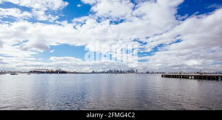 Melbourne Skyline au départ de Williamstown en Australie Banque D'Images