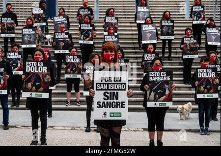 Des activistes des droits des animaux portant des pancartes avec des scènes de corrida lors d'une manifestation contre la corrida alors que la saison des corridas commence à Madrid la semaine prochaine pour la fête de San Isidro. Le groupe de défense des droits des animaux Anima Naturalis s'est réuni pour protester contre les arènes de Vista Alegre à Madrid en demandant l'abolition des combats de taureaux, en criant des slogans contre la cruauté envers les animaux et la torture contre les animaux. La saison des combats de taureaux débutera la semaine prochaine avec une capacité maximale de 40 % et un maximum de 6,000 spectateurs en raison des mesures de santé visant à stopper la propagation du coronavirus. Banque D'Images