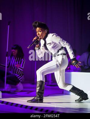 Janelle Monáe joue en direct sur scène à l'O2 Brixton Académie - Londres Banque D'Images