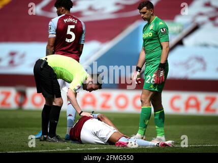 L'arbitre Chris Kavanagh vérifie Ezri Konsa de la Villa Aston lors du match de la Premier League à Villa Park, Birmingham. Date de la photo: Dimanche 9 mai 2021. Banque D'Images