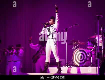 Janelle Monáe joue en direct sur scène à l'O2 Brixton Académie - Londres Banque D'Images