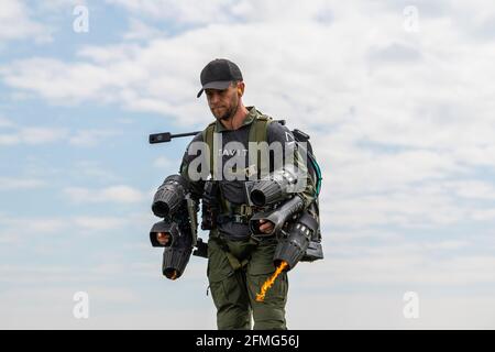 Richard Browning, fondateur de Gravity Industries, prend l'avion dans sa combinaison motorisée contrôlée par le corps à Old Sarum Airfield, Salisbury, Wiltshire. Banque D'Images