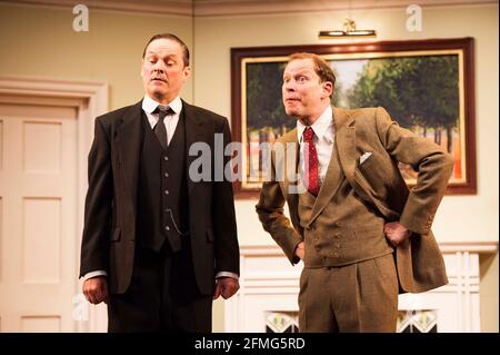 Robert Webb (Bertie Wooster) et Mark Heap (Jeeves) prennent la relève de Jeeves et Wooster dans des absurdités parfaites, au Duke of York's Theatre, St Martin's Lane - Londres Banque D'Images