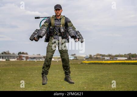 Richard Browning, fondateur de Gravity Industries, prend l'avion dans sa combinaison motorisée contrôlée par le corps à Old Sarum Airfield, Salisbury, Wiltshire. Banque D'Images