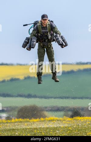 Richard Browning, fondateur de Gravity Industries, prend l'avion dans sa combinaison motorisée contrôlée par le corps à Old Sarum Airfield, Salisbury, Wiltshire. Banque D'Images
