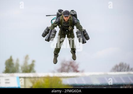 Richard Browning, fondateur de Gravity Industries, prend l'avion dans sa combinaison motorisée contrôlée par le corps à Old Sarum Airfield, Salisbury, Wiltshire. Banque D'Images
