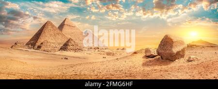 Rangée de pyramides dans le désert de Gizeh au coucher du soleil, Égypte Banque D'Images